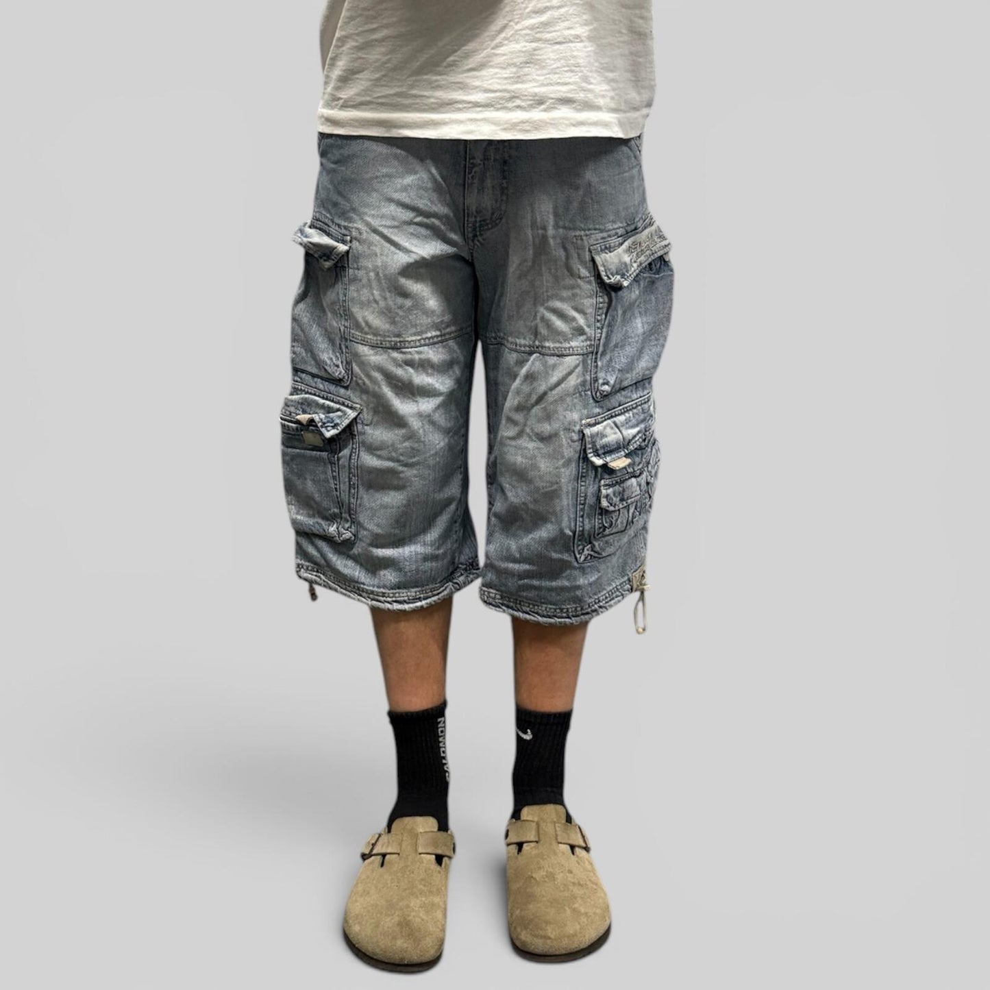 Vintage Y2K baggy cargo denim jean shorts (W32)