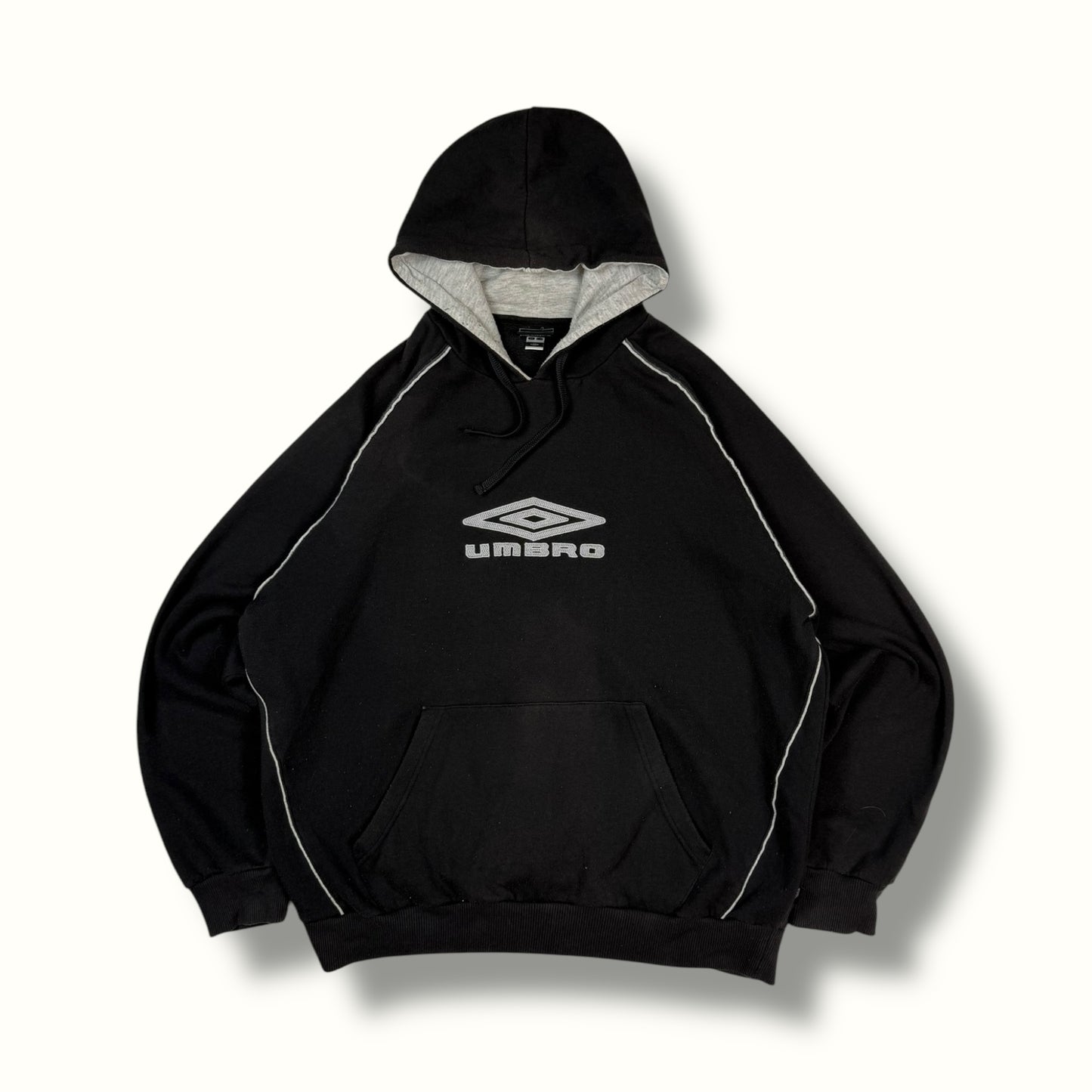 Umbro centre logo hoodie black with piping