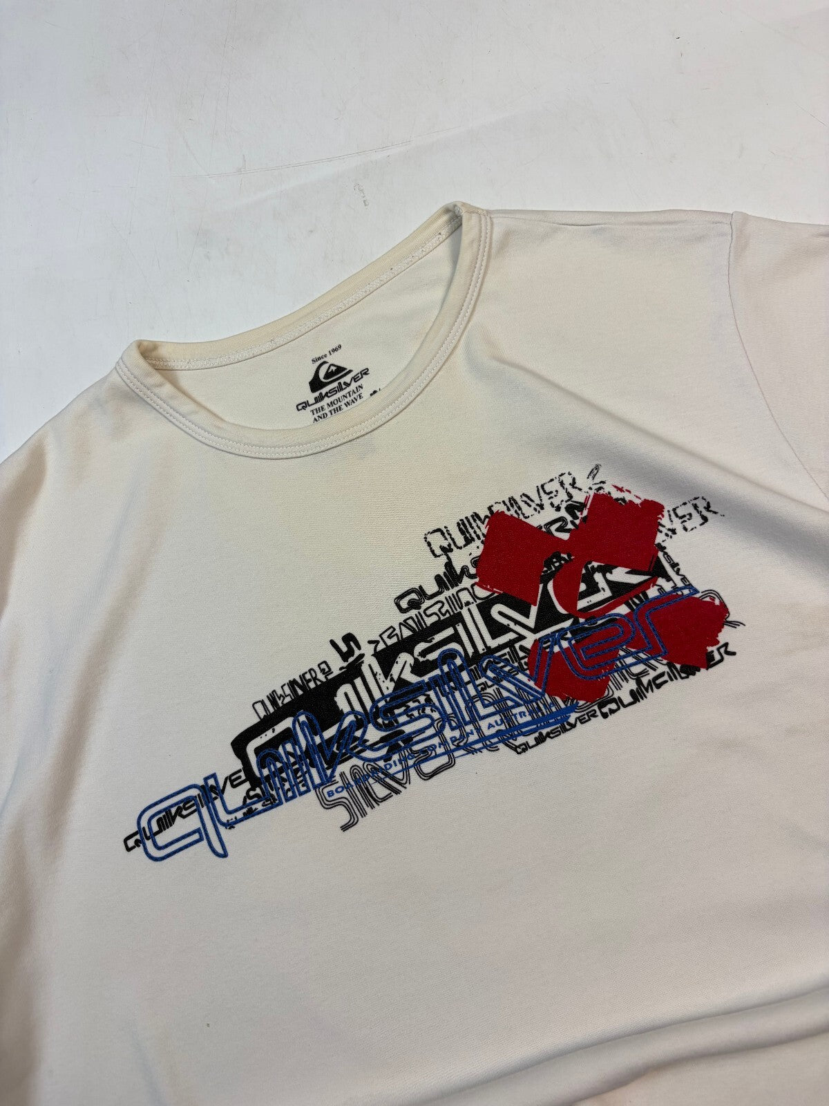Vintage Y2K Quiksilver graphic surfwear tee (M)