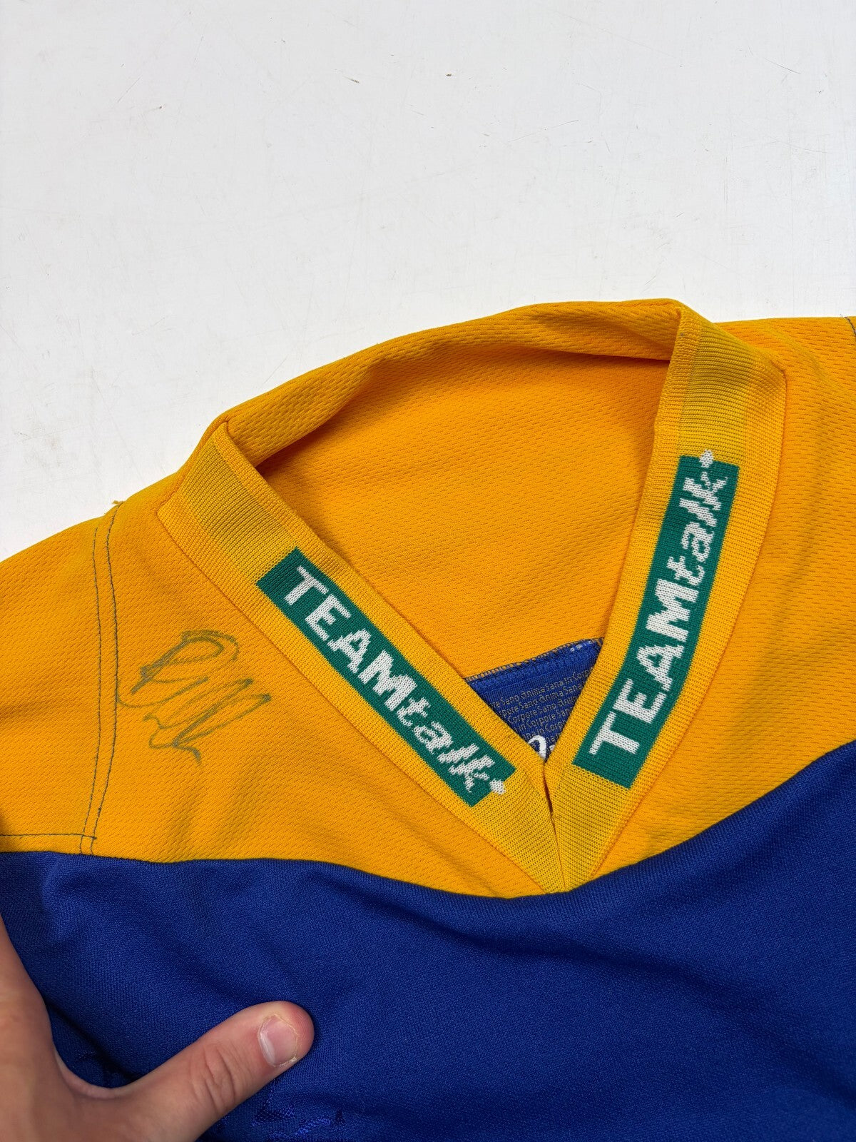 Vintage Leeds Rhinos 2002 Chev Walker signed Asics rugby league shirt (M)