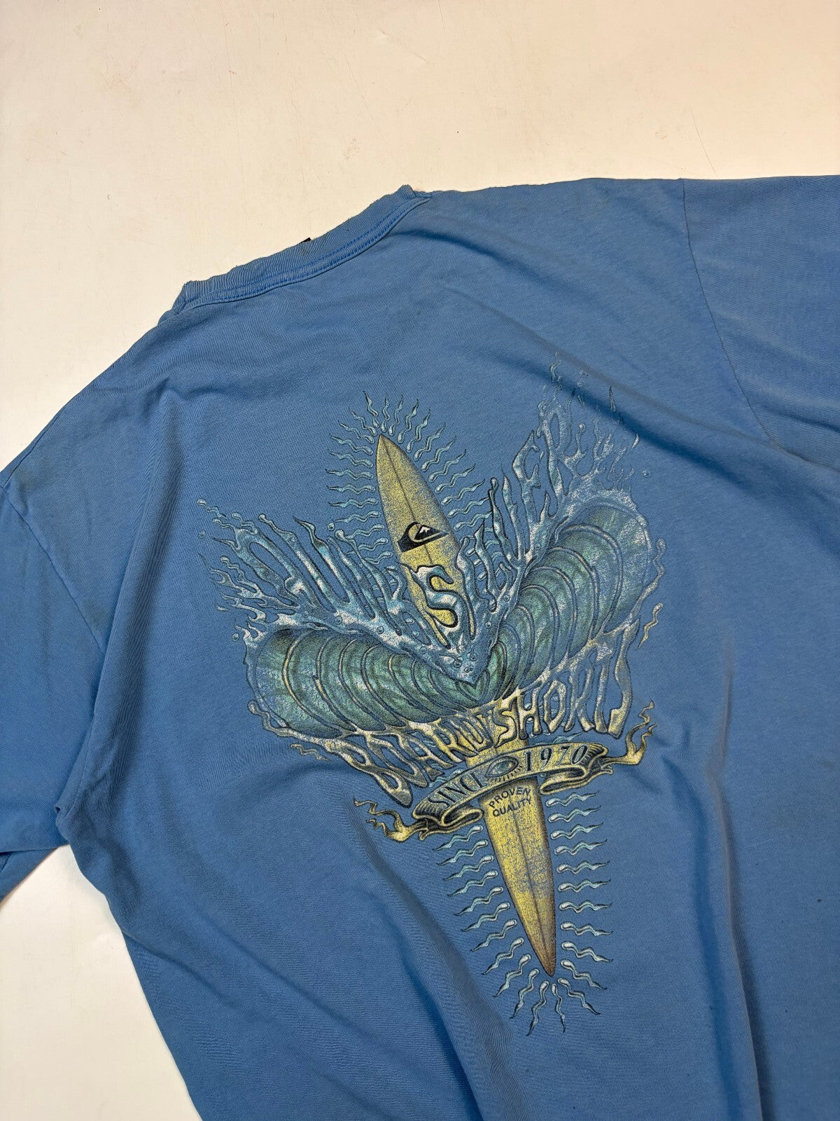 Vintage Y2K Quiksilver graphic surfwear tee (M)