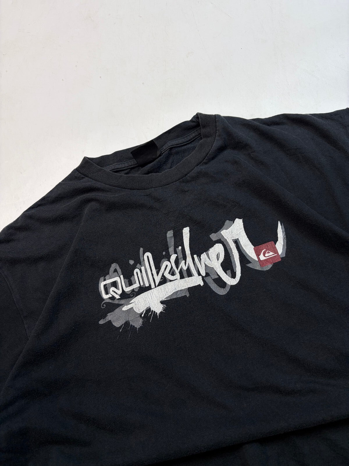 Vintage Y2K Quiksilver graphic surfwear tee (L)