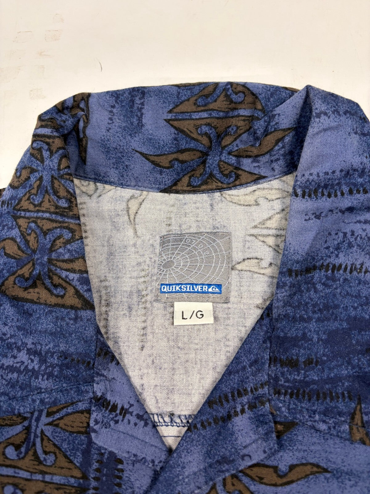 Vintage Y2K Quiksilver graphic print short sleeve shirt (L)
