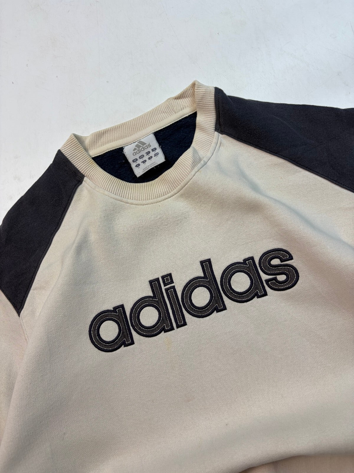 Vintage Y2K Adidas spell out sweatshirt (M)