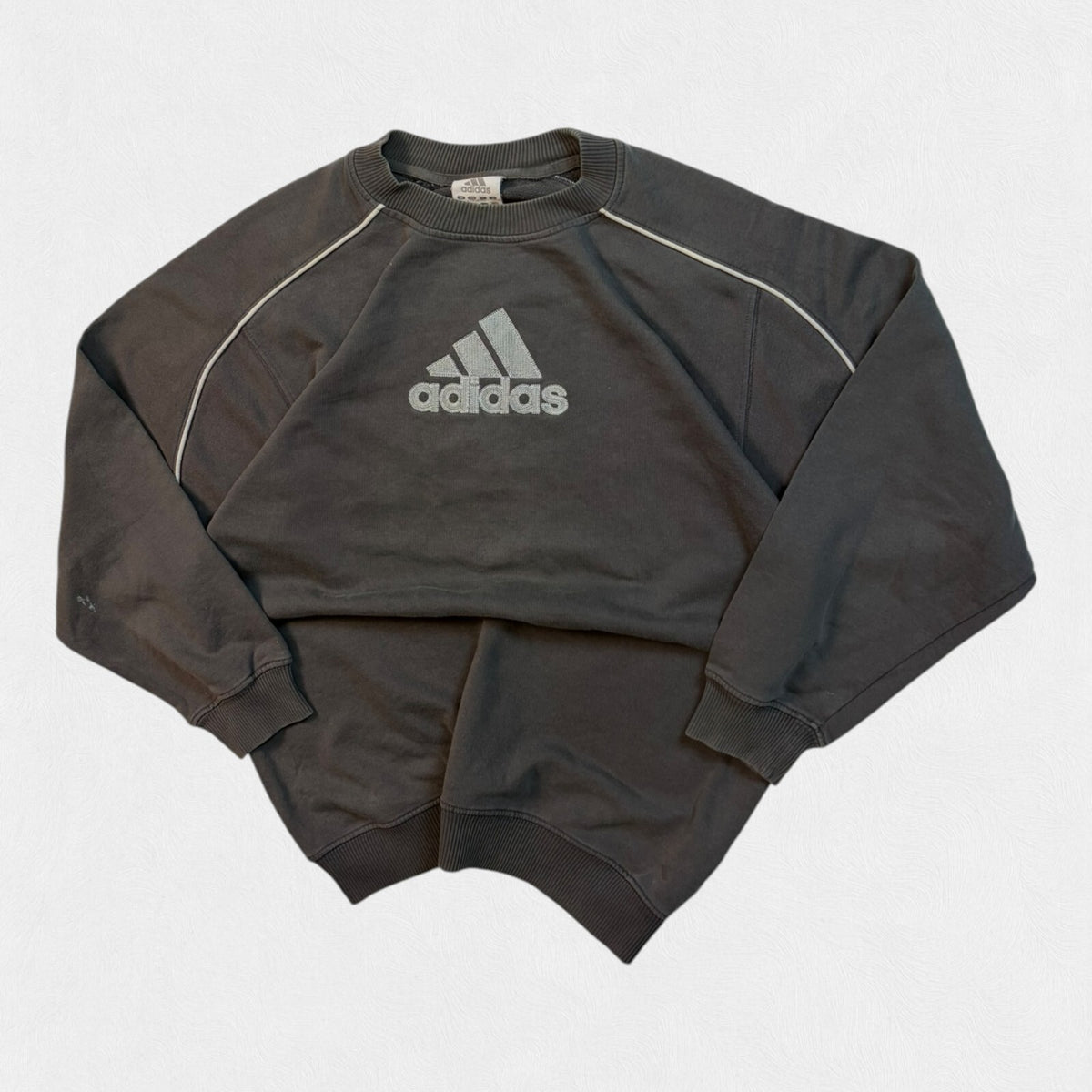Vintage Y2K Adidas centre logo sweatshirt (M)