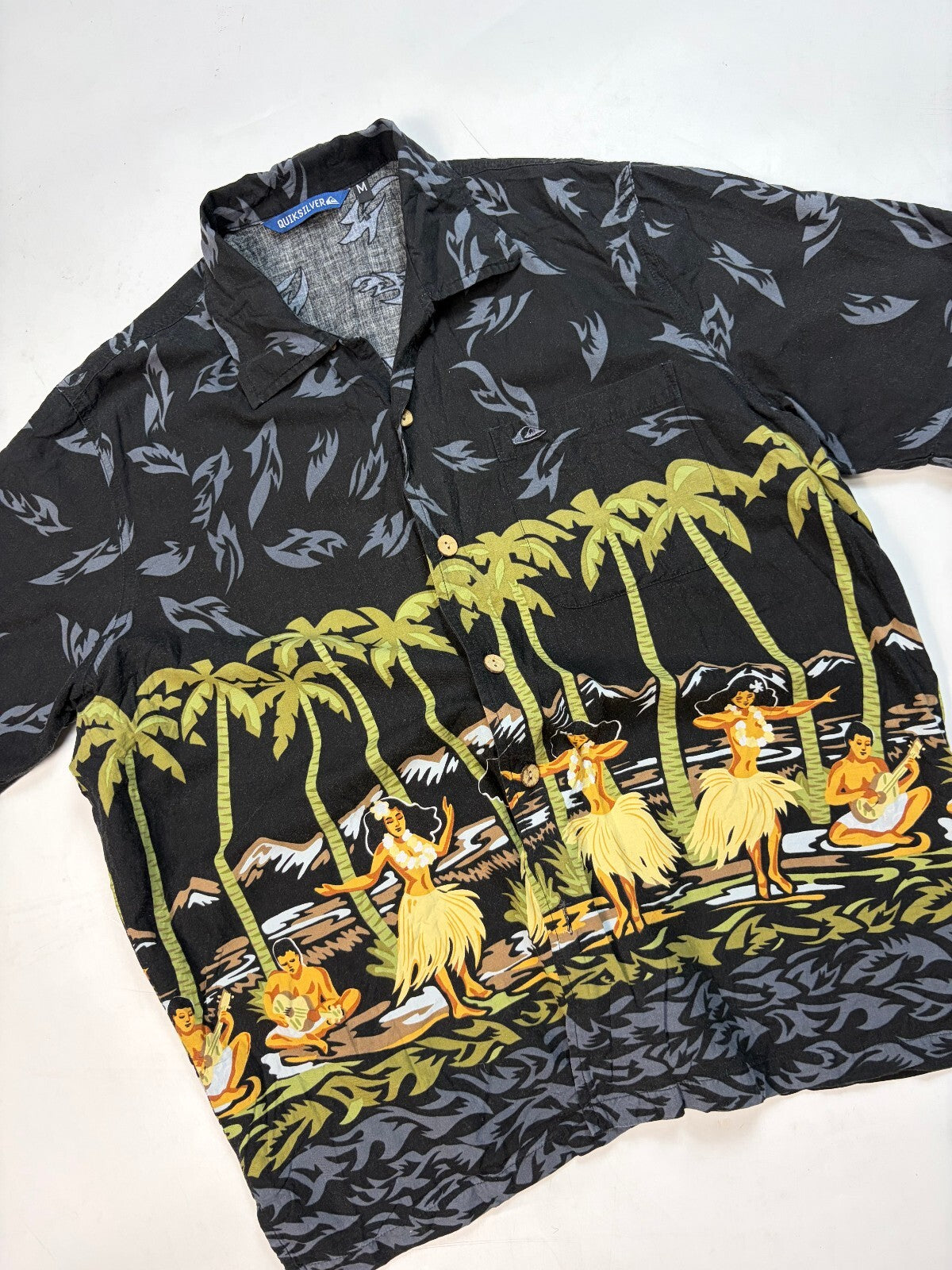 Vintage Y2K Quiksilver surfwear short sleeve shirt (M)