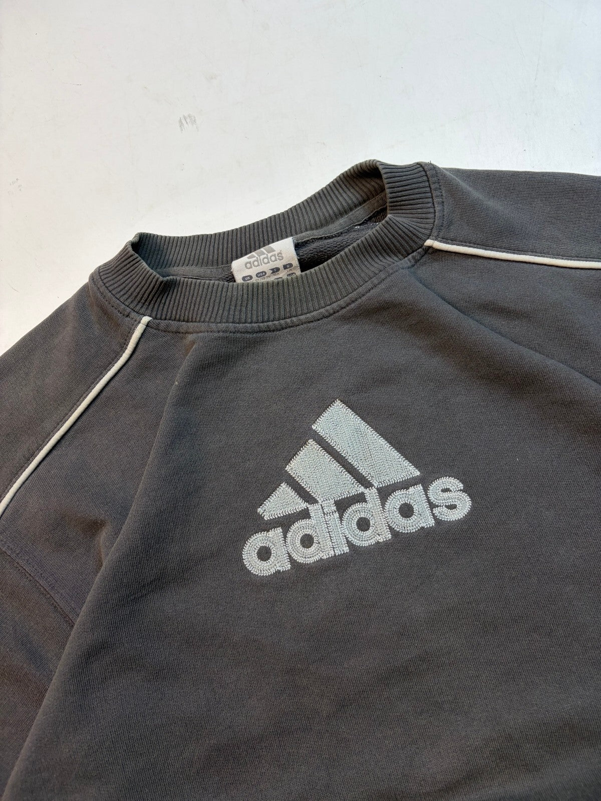 Vintage Y2K Adidas centre logo sweatshirt (M)