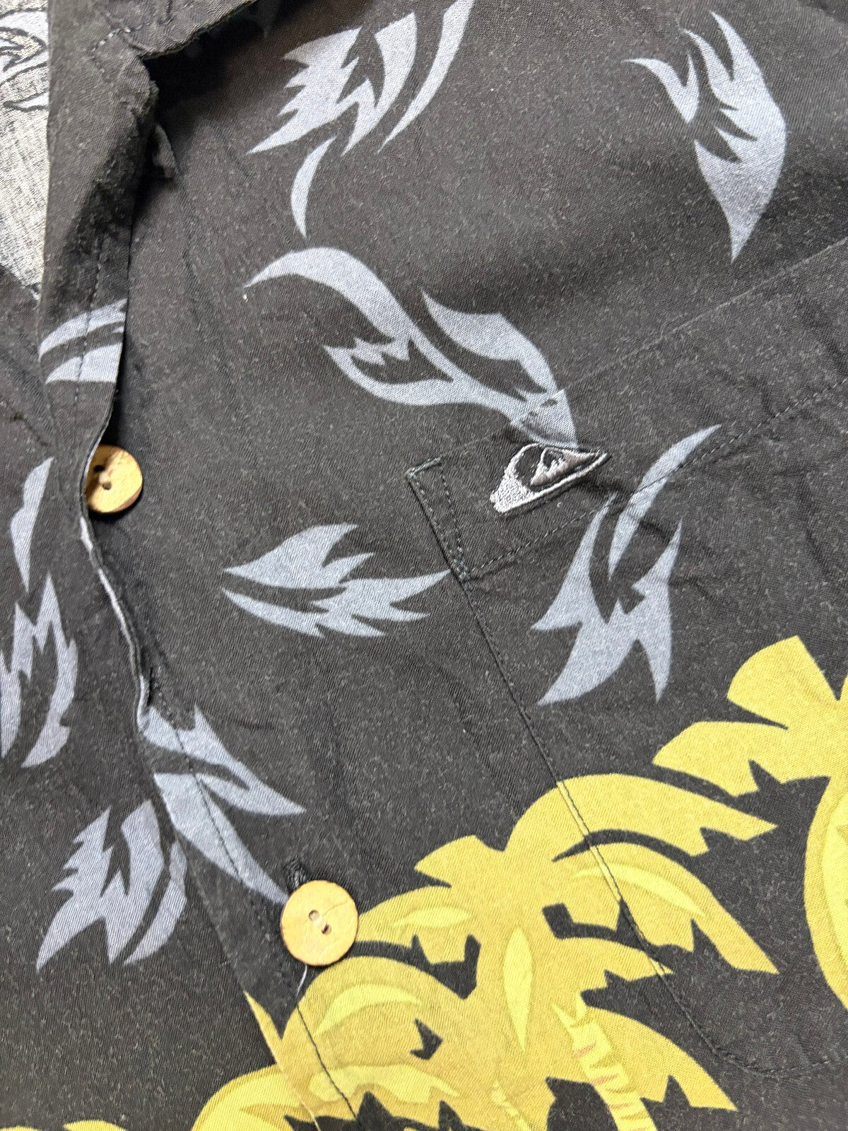 Vintage Y2K Quiksilver surfwear short sleeve shirt (M)