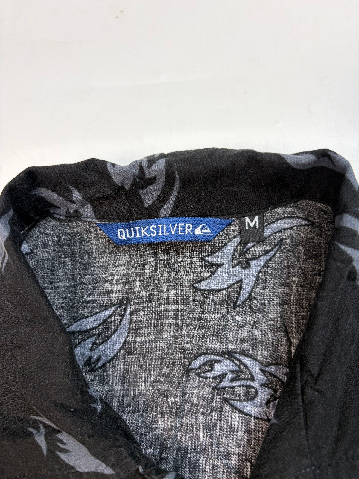 Vintage Y2K Quiksilver surfwear short sleeve shirt (M)