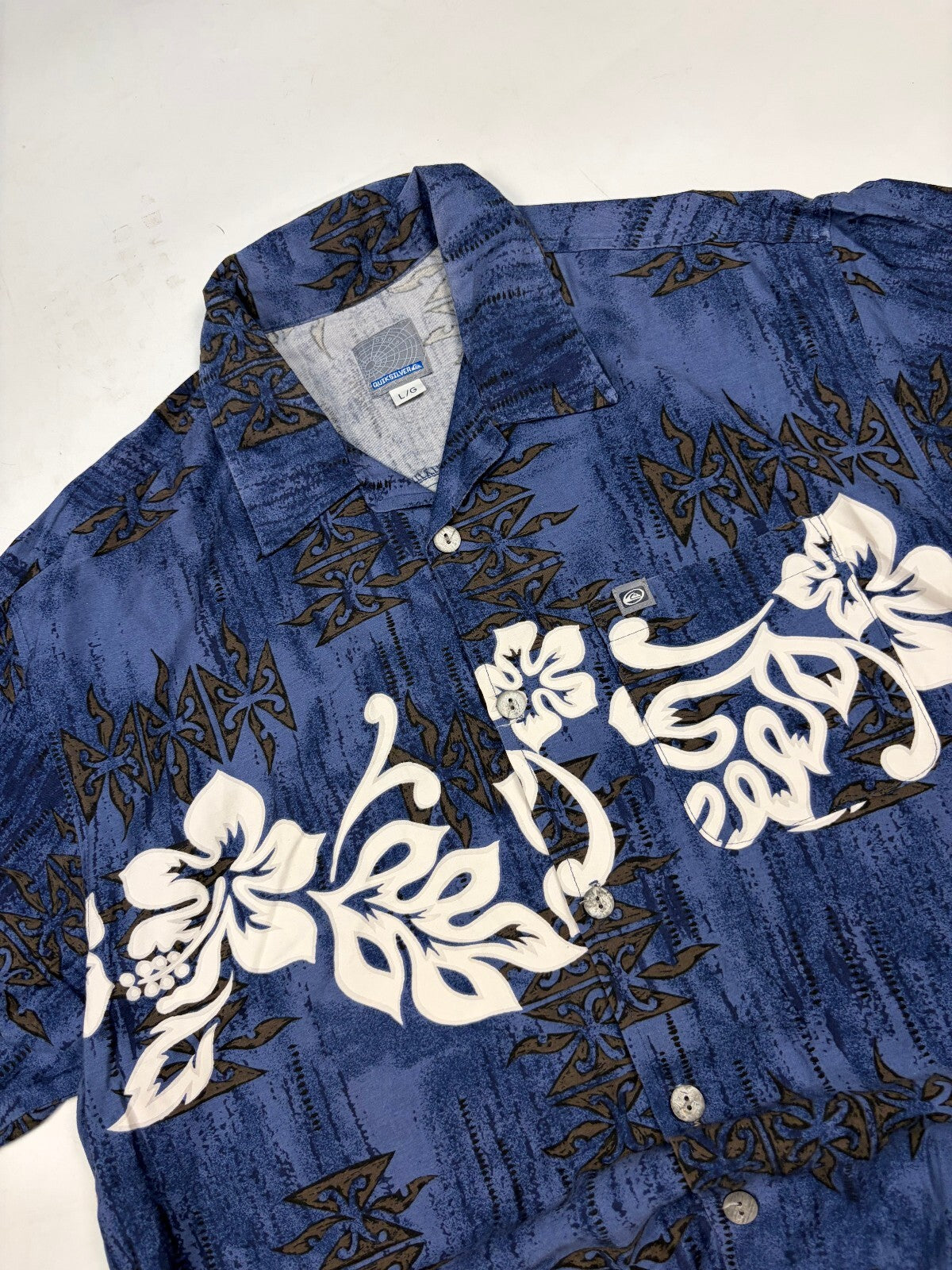 Vintage Y2K Quiksilver graphic print short sleeve shirt (L)
